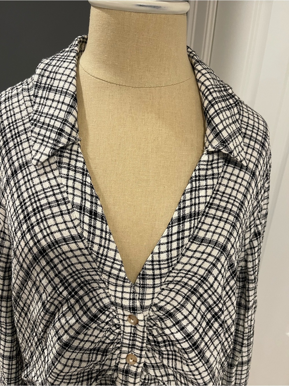 Pilcro Plaid Ruched Button-Front Women's Top - Black & White - Picture 5 of 11